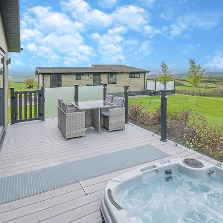 Midsomer Lodges Pilton Exterior photo